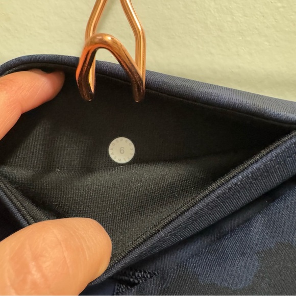 Lululemon Train Times Crop Legging 17” Camo Midnight Navy/ Black Size 6 - Picture 11 of 11